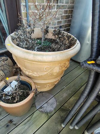 Krukker og lanterner udendørs 