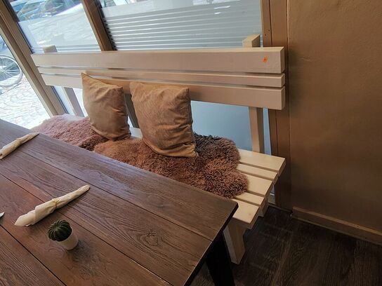 Langt bord, hvid bænk og tre stole 