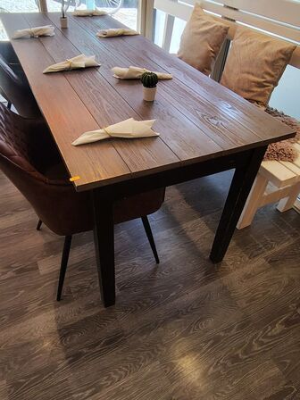 Langt bord, hvid bænk og tre stole 