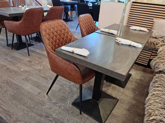 To caféborde og to stole 