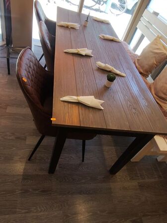 Langt bord, hvid bænk og tre stole 