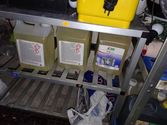 Reoler med indhold i kælder