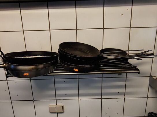 Tallerkner, knive, stegepander i køkkenet