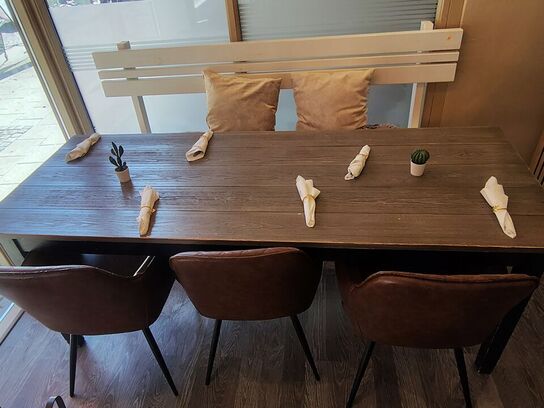 Langt bord, hvid bænk og tre stole 