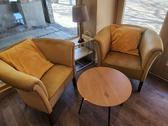 Lille rundt bord, to stole, metalbord og bordlampe