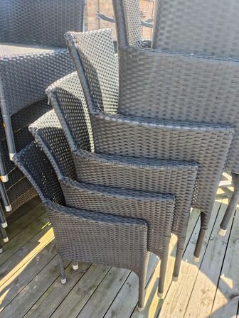 Tolv stole med armlæn. Polyrattan