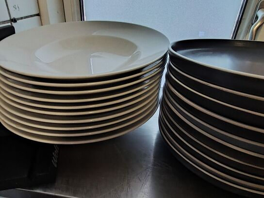 Tallerkner, knive, stegepander i køkkenet