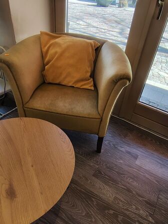 Lille rundt bord, to stole, metalbord og bordlampe