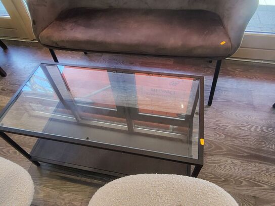 Bord, sofa og to stole