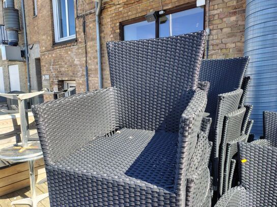 Tolv stole med armlæn. Polyrattan