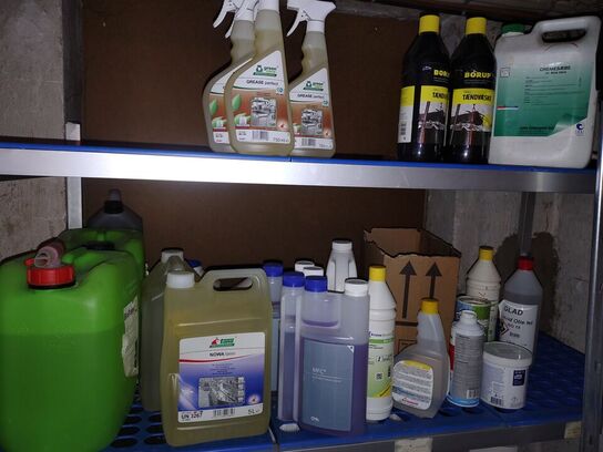 Reoler med indhold i kælder