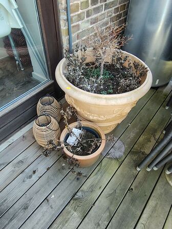 Krukker og lanterner udendørs 