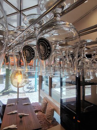 Stort parti glas i baren