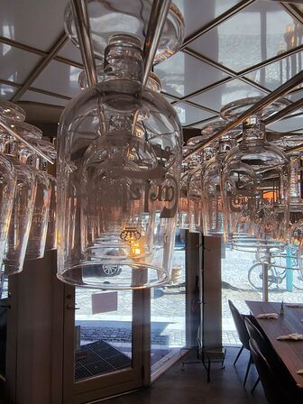 Stort parti glas i baren