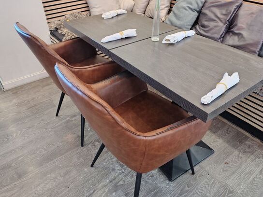 To caféborde og to stole 