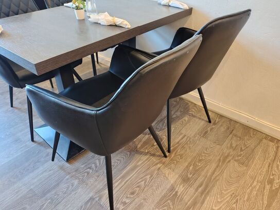 To caféborde med fire stole