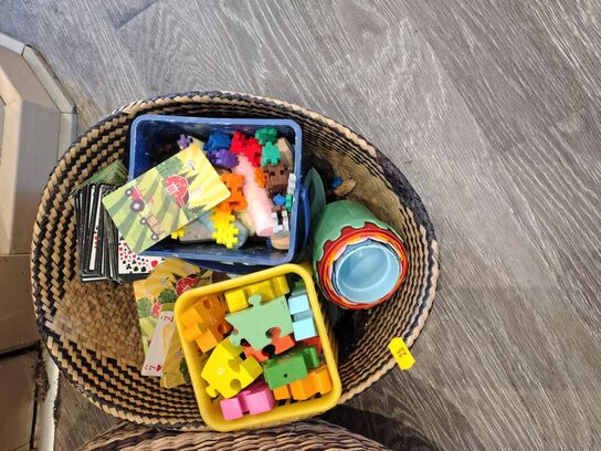 Kurve med legetøj, spil og bøger