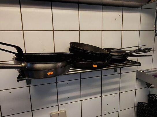 Tallerkner, knive, stegepander i køkkenet