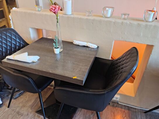 Cafébord med to stole