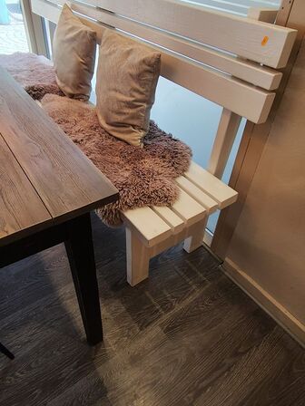 Langt bord, hvid bænk og tre stole 