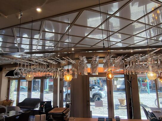 Stort parti glas i baren