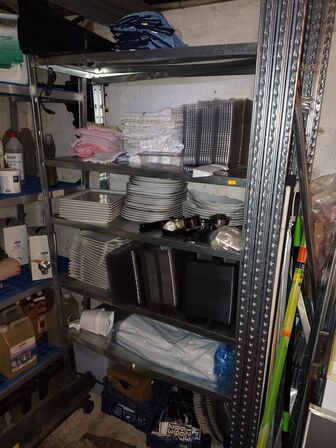 Reoler med indhold i kælder