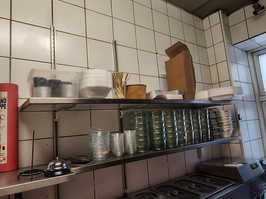 Tallerkner, knive, stegepander i køkkenet