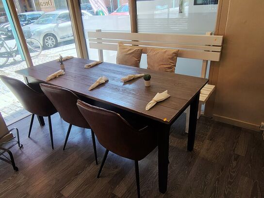 Langt bord, hvid bænk og tre stole 