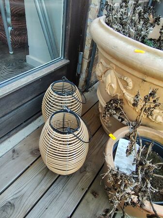 Krukker og lanterner udendørs 