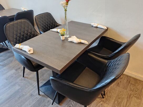 To caféborde med fire stole