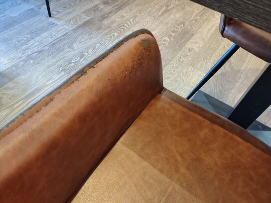 To caféborde med fire stole