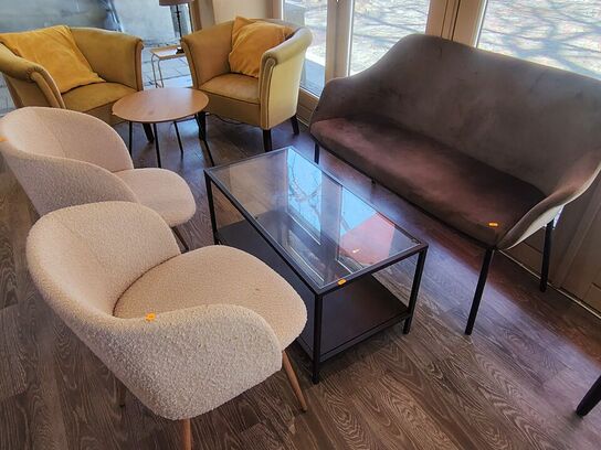 Bord, sofa og to stole