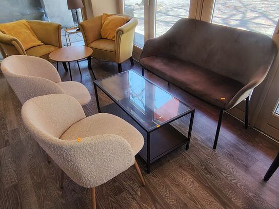 Bord, sofa og to stole