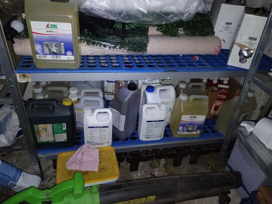 Reoler med indhold i kælder