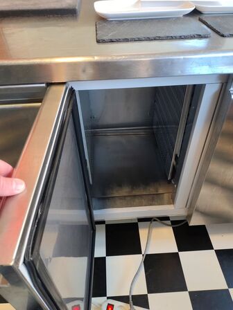 Kølebord med tre låger. Se tekst.  MERCATUS