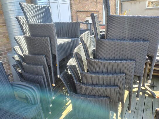Tolv stole med armlæn. Polyrattan