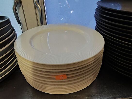 Tallerkner, knive, stegepander i køkkenet