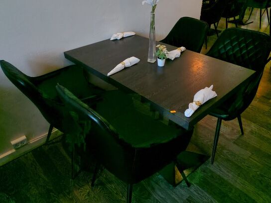 To caféborde med fire stole