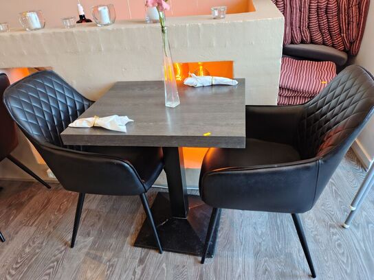 Cafébord med to stole