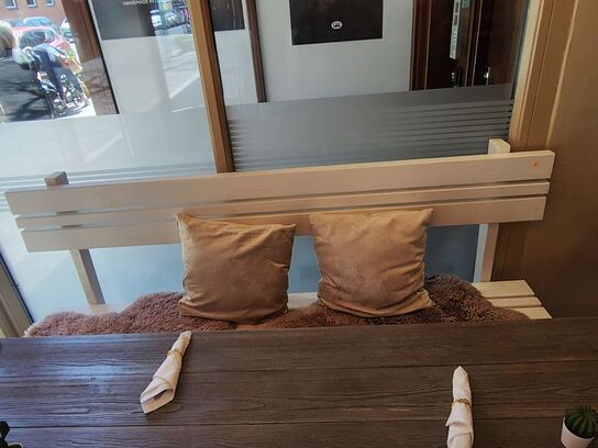 Langt bord, hvid bænk og tre stole 