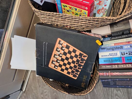 Kurve med legetøj, spil og bøger