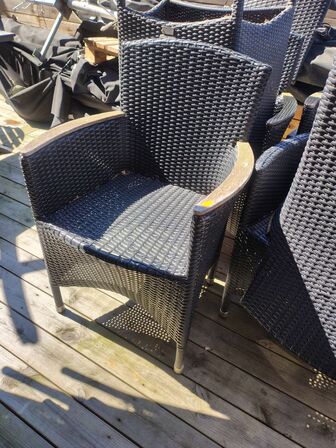 Ni stole med armlæn. Polyrattan.