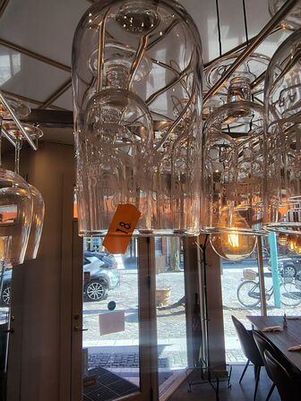 Stort parti glas i baren