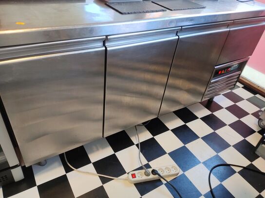 Kølebord med tre låger. Se tekst.  MERCATUS