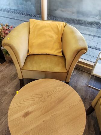 Lille rundt bord, to stole, metalbord og bordlampe