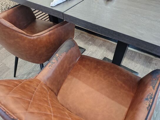 To caféborde og to stole 