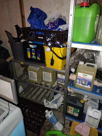 Reoler med indhold i kælder