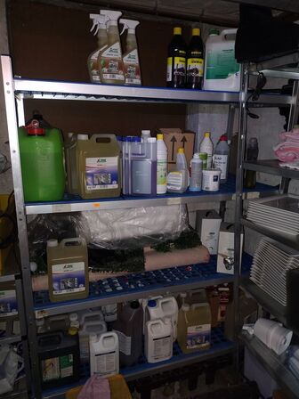 Reoler med indhold i kælder