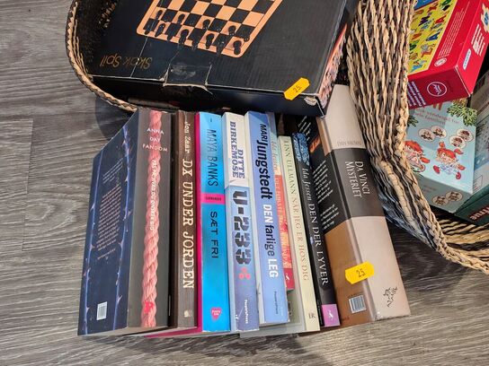 Kurve med legetøj, spil og bøger