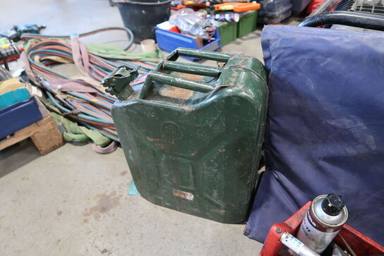 Værktøjstaske med div. Værktøj samt jerrycan